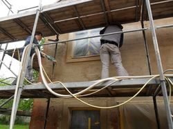 Aufbringen des baustellengemischten Au�enputzes aus Kalkm�rtel