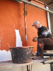 Erstellung des Au�enputzes auf fertiger Vorhangfassade