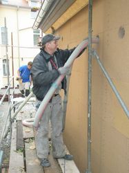 Einbringen der Einblasd�mmung in die Fassade