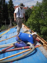 Einbringen der Einblasd�mmung in das Dach