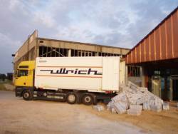 LKW entl�dt isofloc-S�cke