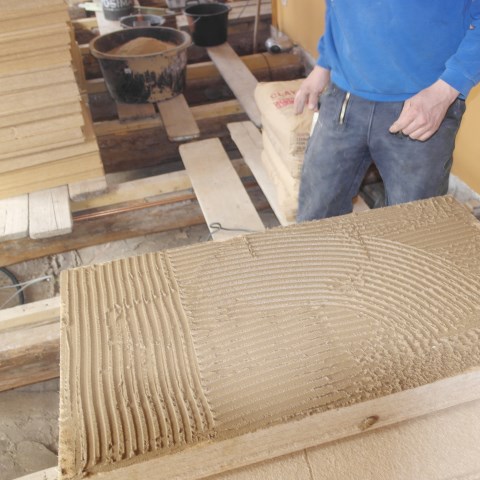 Holzweichfaserplatte mit aufgetragenen Lehmkleber