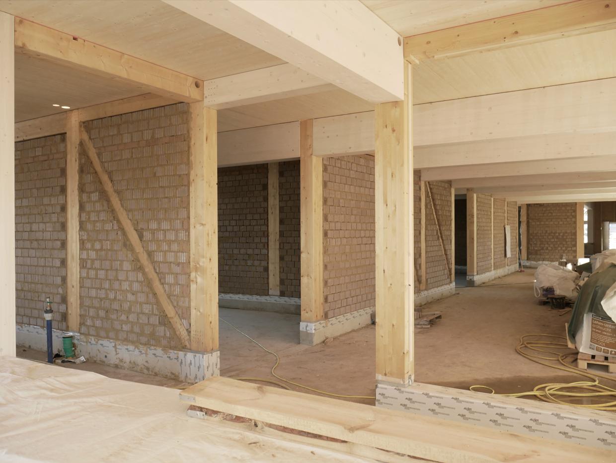 Beim CO₂-neutralen Neubau der St. Mauritius-Sekundarschule in Halle zeigt Pfennig Bau GmbH & Co. KG unter der Leitung von David Pfennig, wie moderner Lehmbau in serieller Holzbauweise effizient, normgerecht und mit hohem Qualitätsanspruch umgesetzt wird – ein starkes Beispiel dafür, warum Pfennig Bau der richtige Partner für anspruchsvolle Lehmbauprojekte ist.